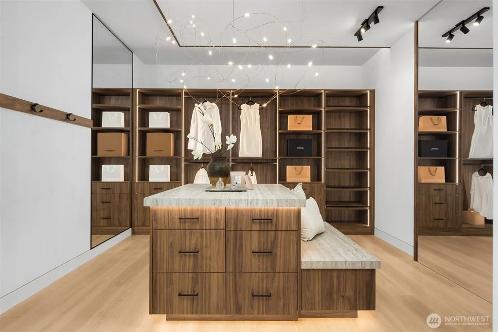 Newly Built Issaquah Estate With a 30-Foot Skylit Foyer and Floating Staircase Lists for $10.7 Million 13 6752 266th Court SE Issaquah WA 9802922