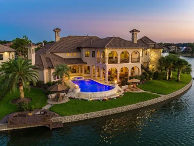 Elegant Katy Lakefront Estate With a Private Dock and Infinity Pool Is Pending at $2.599 Million 1 Elegant Katy Lakefront Estate With a Private Dock and Infinity Pool Is Pending at $2.599 Million