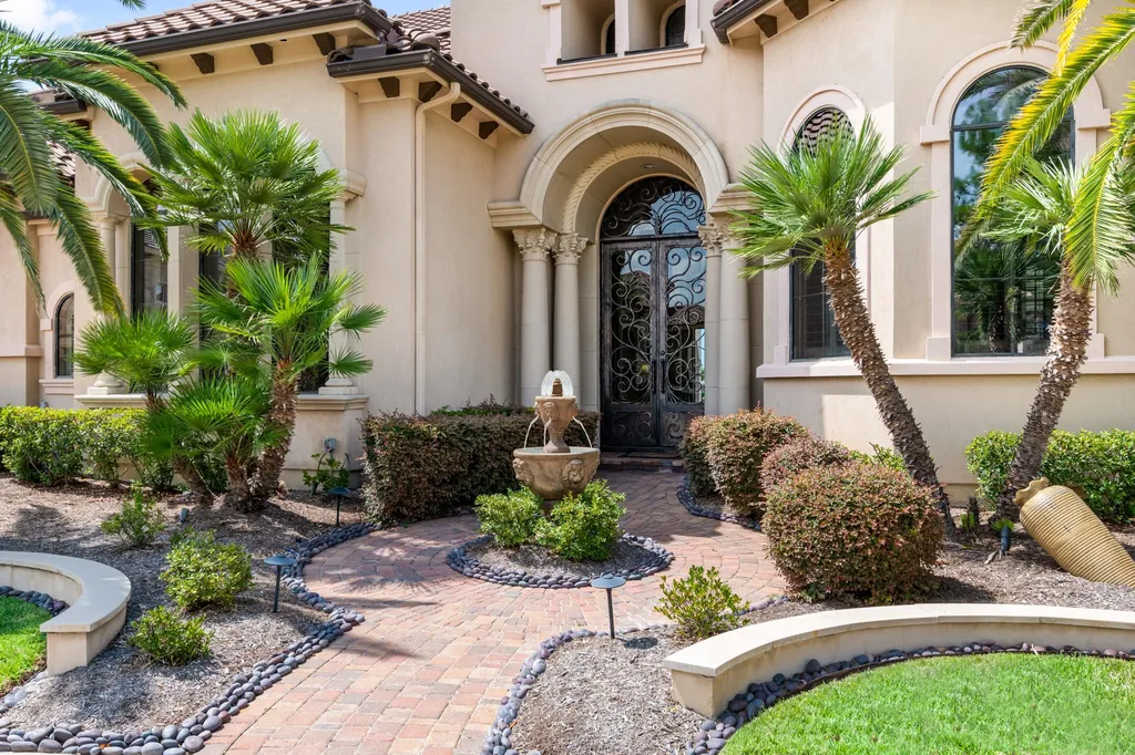 Elegant Katy Lakefront Estate With a Private Dock and Infinity Pool Is Pending at $2.599 Million 4 7614 Emerald Meadow Ct Katy TX 7749404