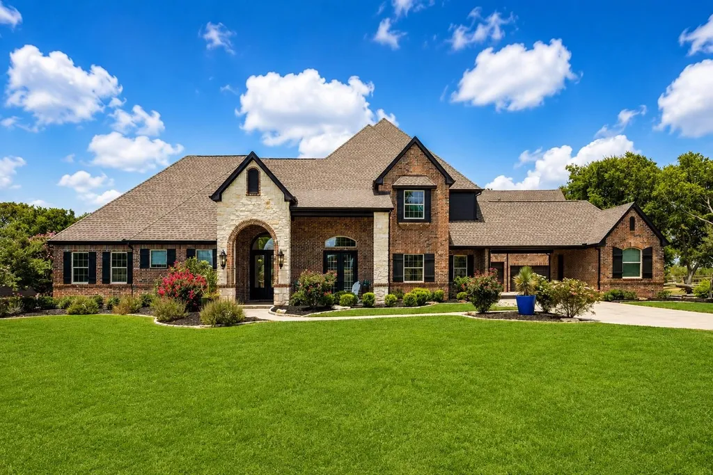 Expansive Fort Worth Estate With an Indoor Basketball Court and Nearly 20 Acres Lists for $2.295 Million 1 9516 Park Dr Fort Worth TX 7617901