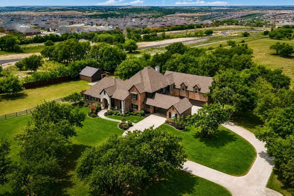Expansive Fort Worth Estate With an Indoor Basketball Court and Nearly 20 Acres Lists for $2.295 Million 2 9516 Park Dr Fort Worth TX 7617902