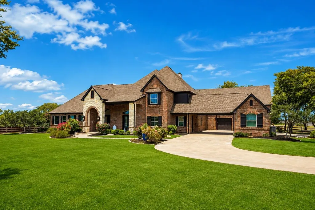 Expansive Fort Worth Estate With an Indoor Basketball Court and Nearly 20 Acres Lists for $2.295 Million 3 9516 Park Dr Fort Worth TX 7617903