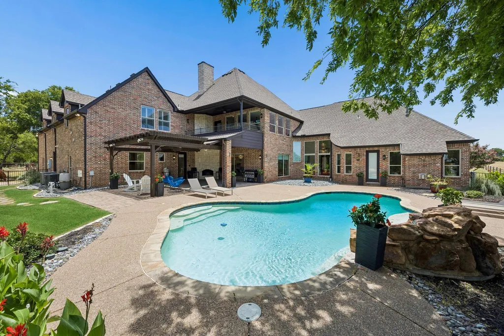 Expansive Fort Worth Estate With an Indoor Basketball Court and Nearly 20 Acres Lists for $2.295 Million 13 9516 Park Dr Fort Worth TX 7617933