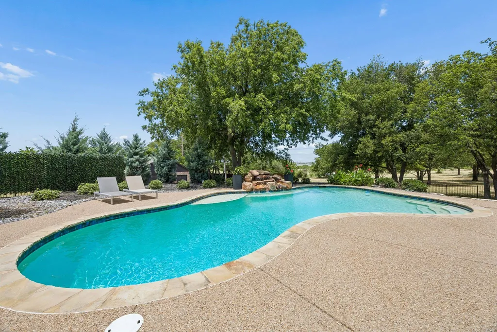 Expansive Fort Worth Estate With an Indoor Basketball Court and Nearly 20 Acres Lists for $2.295 Million 14 9516 Park Dr Fort Worth TX 7617934