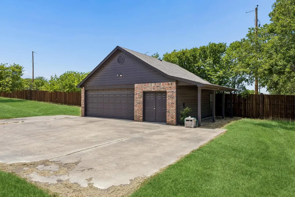 Expansive Fort Worth Estate With an Indoor Basketball Court and Nearly 20 Acres Lists for $2.295 Million 16 9516 Park Dr Fort Worth TX 7617935
