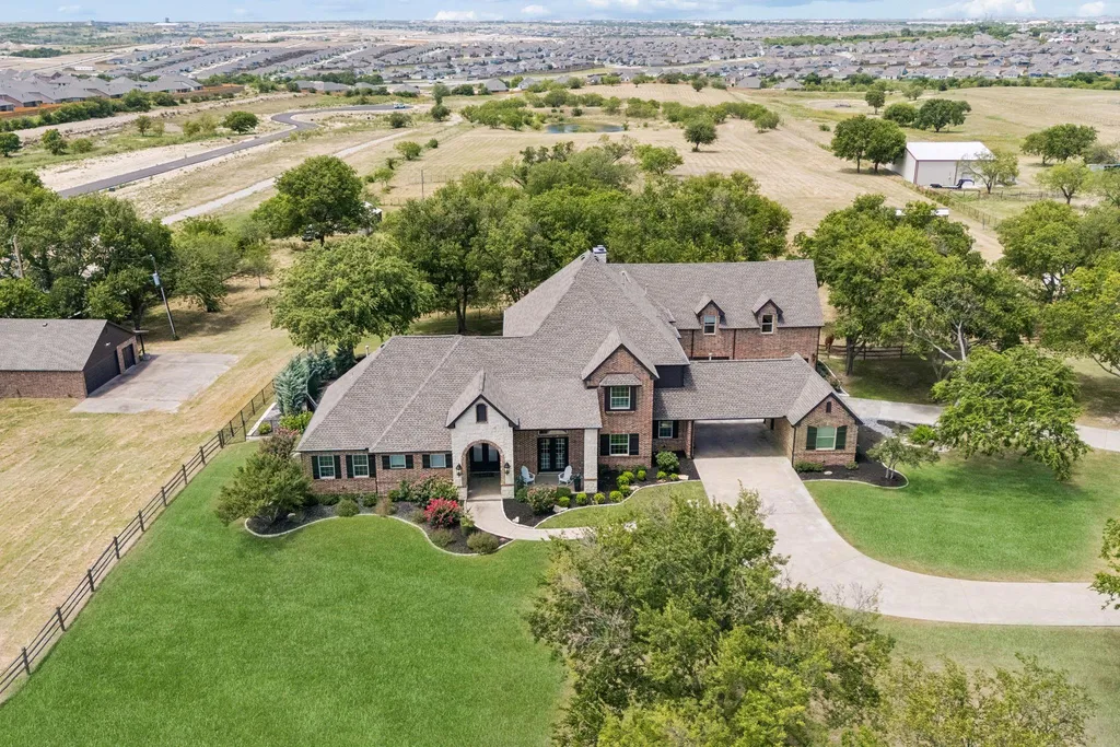 Expansive Fort Worth Estate With an Indoor Basketball Court and Nearly 20 Acres Lists for $2.295 Million 17 9516 Park Dr Fort Worth TX 7617940