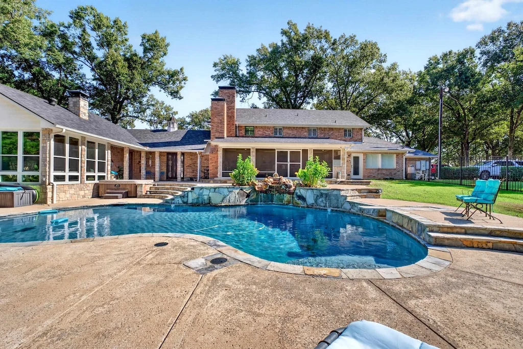 16104 County Road 294 – Pool and Spa 16104 County Road 294, Arp: a curved swimming pool and raised spa sit beside the screened porch.