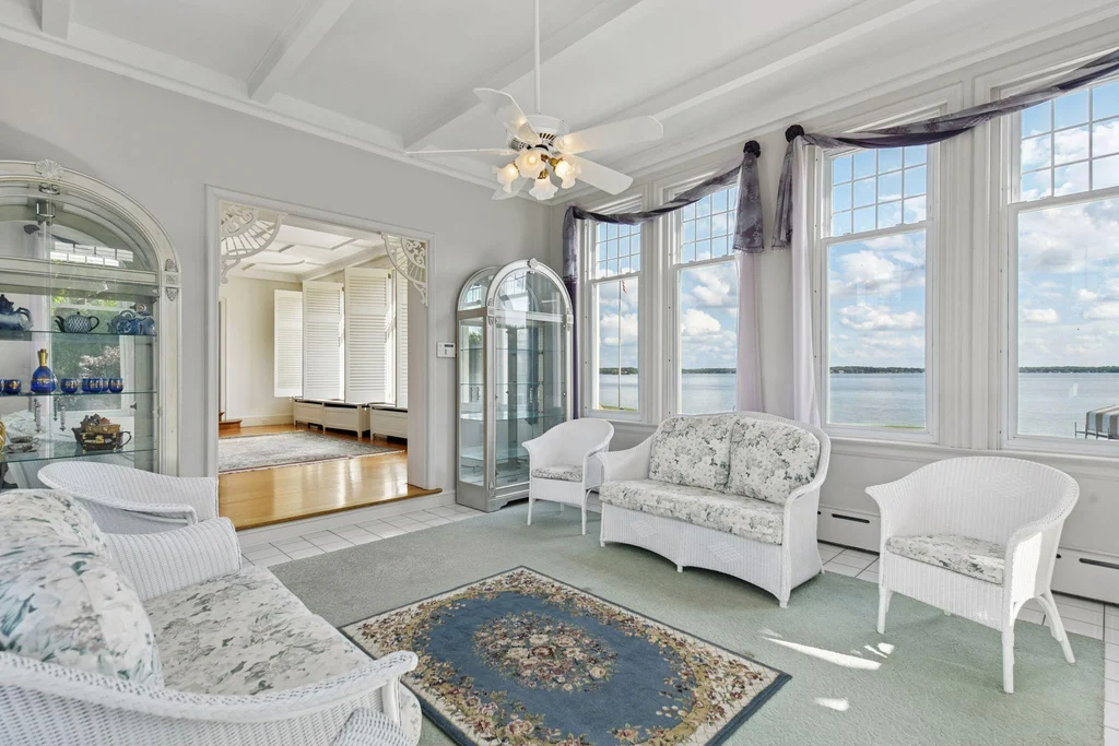 1305 Shoreline Dr — Sunroom Arched Doorway A bright sitting room opens through an arched doorway to the adjoining interior at 1305 Shoreline Dr.