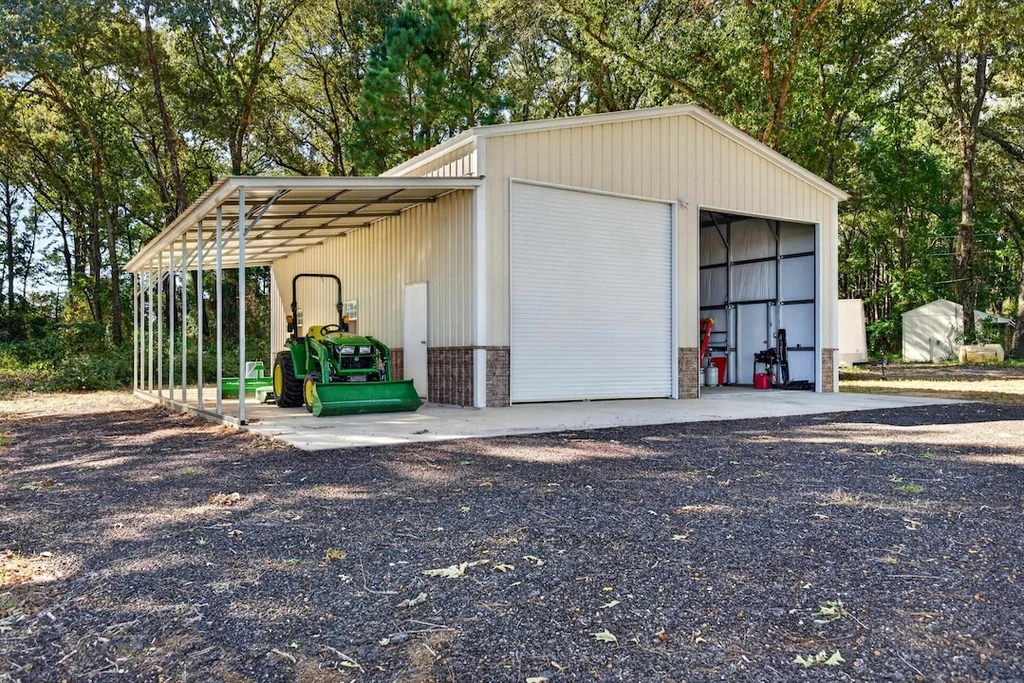 16104 County Road 294 – Workshop and Covered Storage 16104 County Road 294, Arp: a metal workshop includes covered storage and a broad entrance.