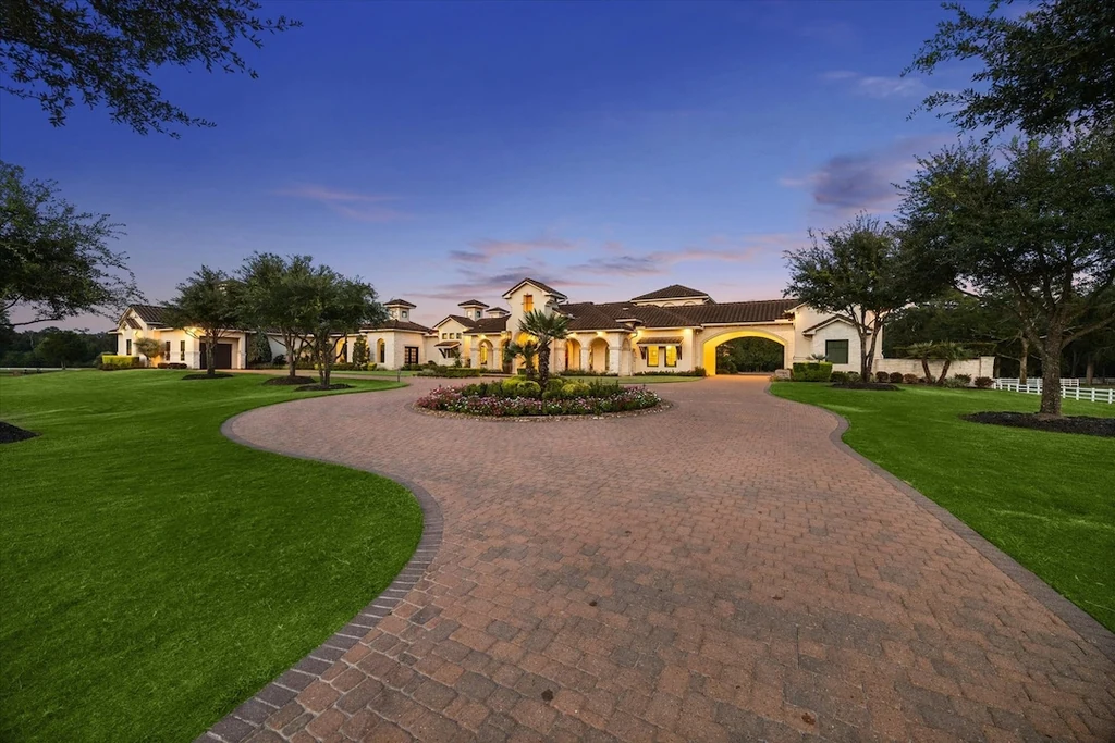 16830 Bridle Oak Dr – Sweeping Circular Drive Sweeping Circular Drive at 16830 Bridle Oak Dr, Cypress, Texas