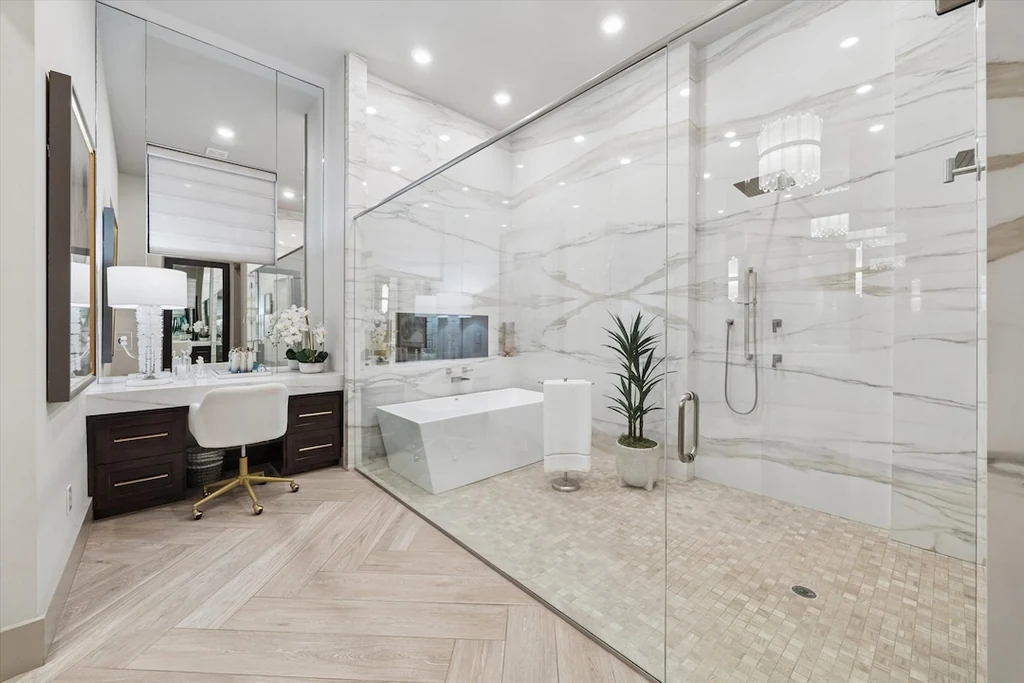 16830 Bridle Oak Dr – Luminous Primary Bath Luminous Primary Bath at 16830 Bridle Oak Dr, Cypress, Texas