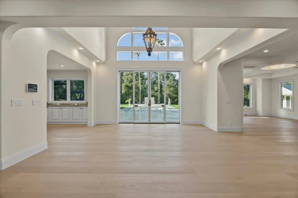 18911 Decatur Rd Expansive Great Room 18911 Decatur Rd Expansive Great Room