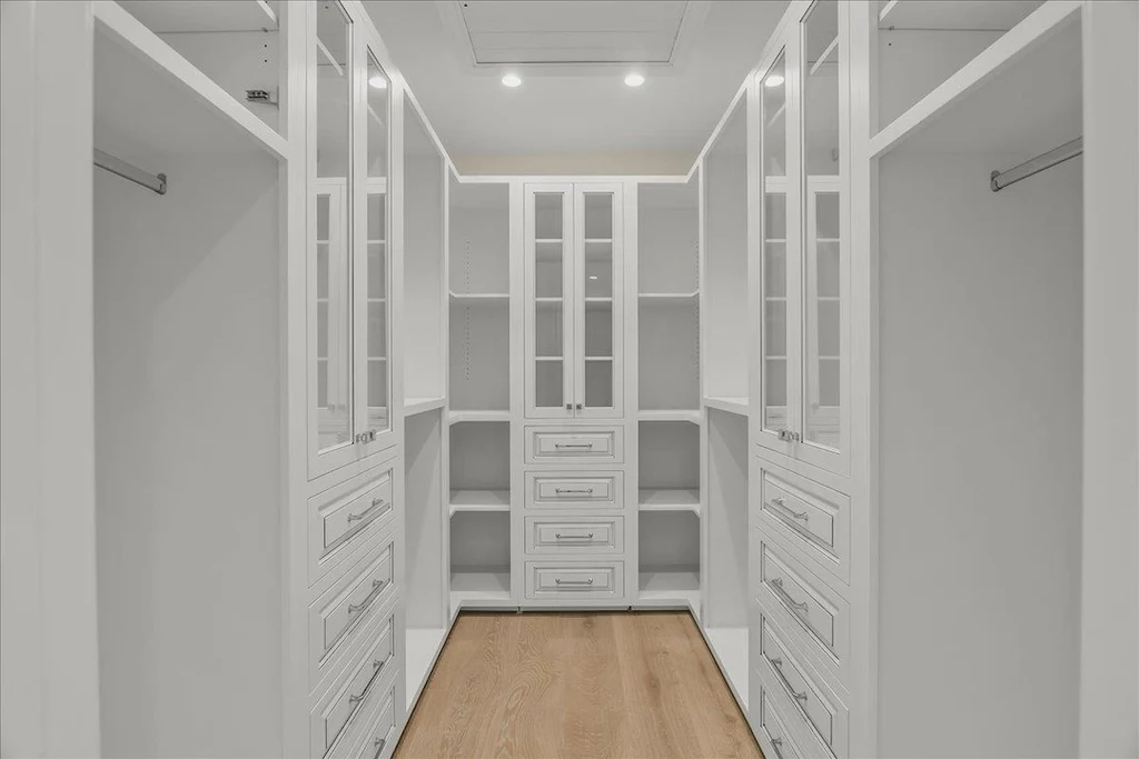 18911 Decatur Rd Fitted Dressing Room 18911 Decatur Rd Fitted Dressing Room