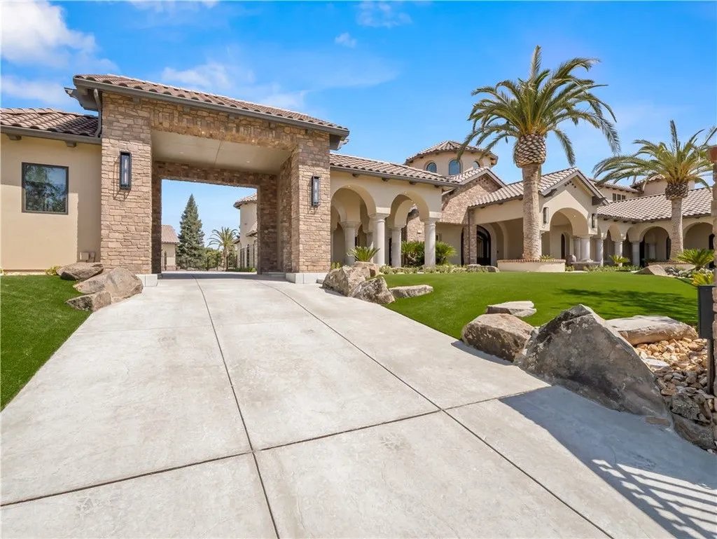 Newly Built Fresno Estate with a 13-Car Garage and 400-Gallon Saltwater Aquarium Hits the Market for $11,577,777 3 2230 E Spey Valley Fresno CA 9373005