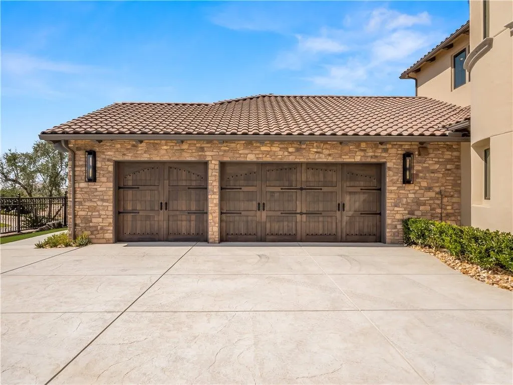 Newly Built Fresno Estate with a 13-Car Garage and 400-Gallon Saltwater Aquarium Hits the Market for $11,577,777 18 2230 E Spey Valley Fresno CA 9373071