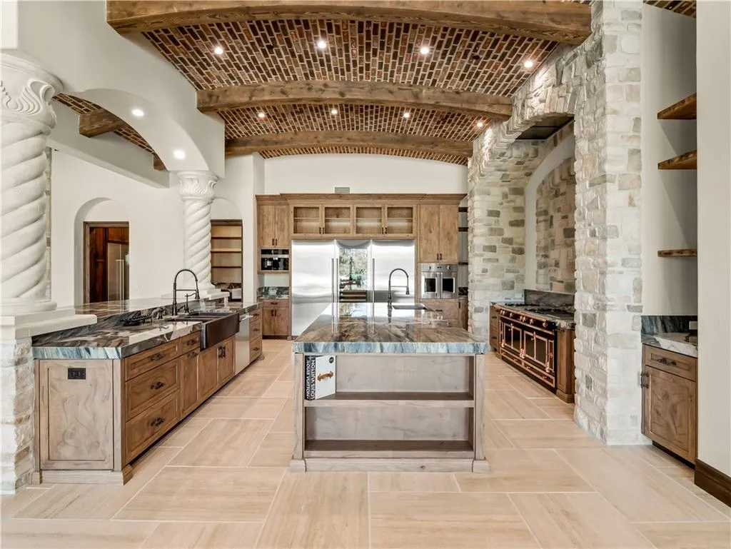 Newly Built Fresno Estate with a 13-Car Garage and 400-Gallon Saltwater Aquarium Hits the Market for $11,577,777 5 2230 E Spey Valley Fresno CA 9373077