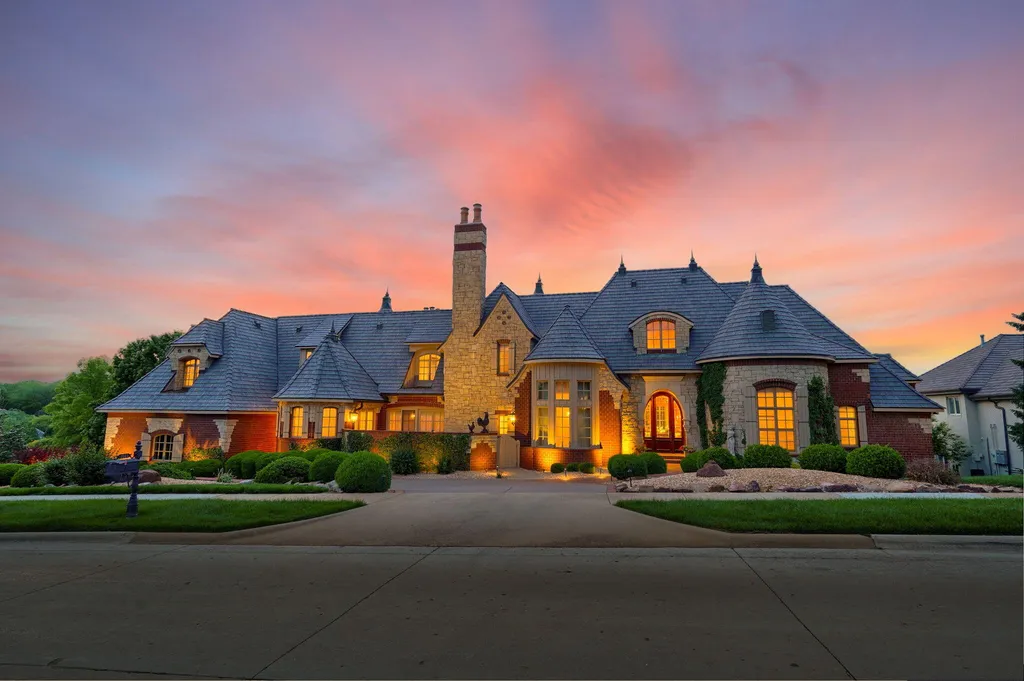 Timeless Springfield Golf Estate with a Three-Tier Terrace Facing the 9th and 18th Greens Lists for $2,995,000 1 3865 E Eaglescliffe Drive Springfield MO01