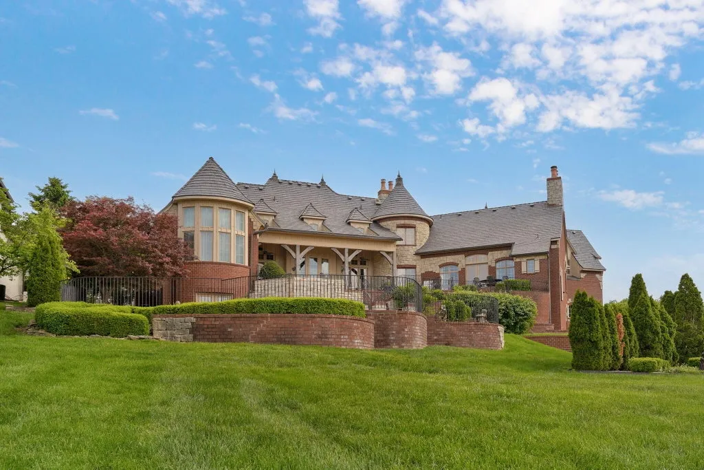 Timeless Springfield Golf Estate with a Three-Tier Terrace Facing the 9th and 18th Greens Lists for $2,995,000 23 3865 E Eaglescliffe Drive Springfield MO08
