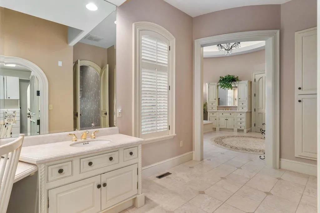 Timeless Springfield Golf Estate with a Three-Tier Terrace Facing the 9th and 18th Greens Lists for $2,995,000 10 3865 E Eaglescliffe Drive Springfield MO52