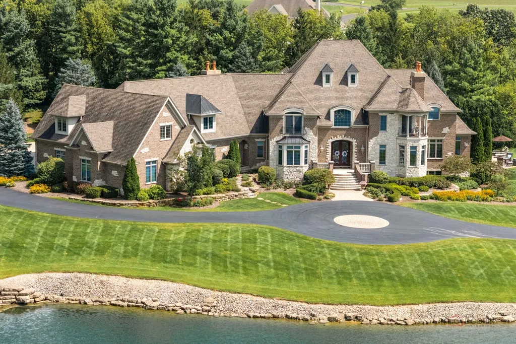 Sprawling Illinois Estate with a Private Beach and Stocked Fishing Pond Asks $2,299,000 1 4508 Farmington Ln Johnsburg IL 6005101