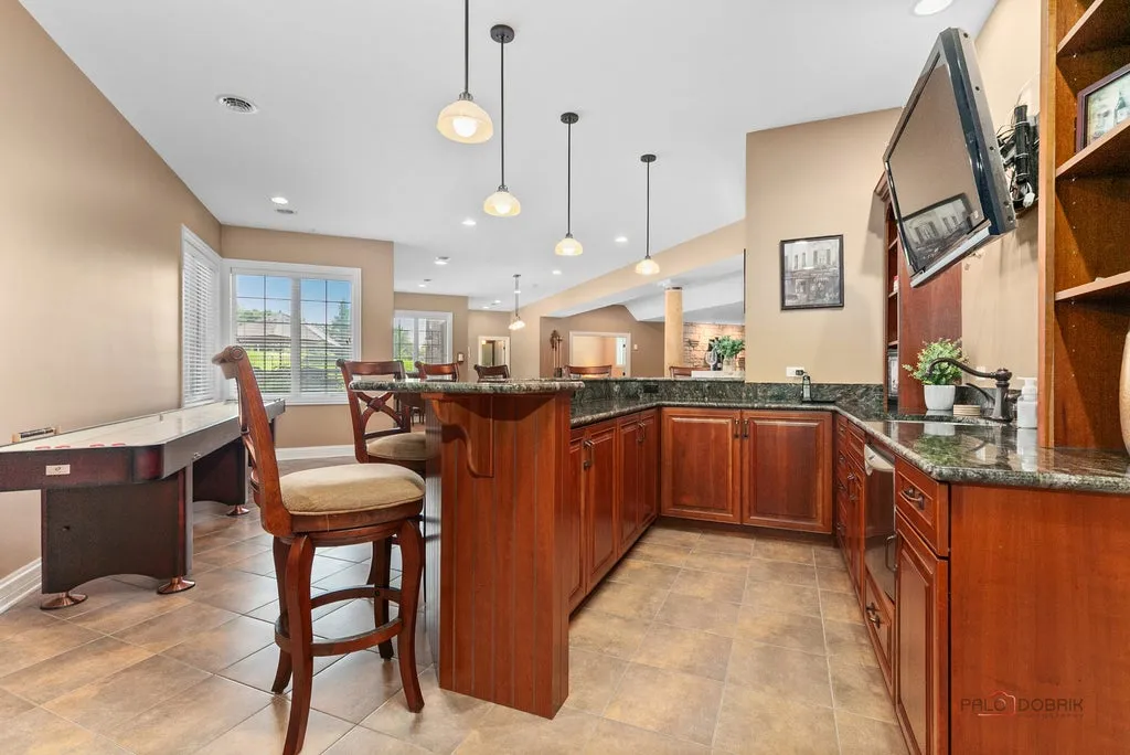 Sprawling Illinois Estate with a Private Beach and Stocked Fishing Pond Asks $2,299,000 19 4508 Farmington Ln Johnsburg IL 6005136