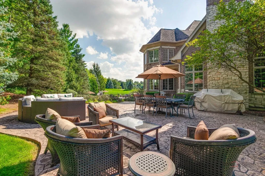 Sprawling Illinois Estate with a Private Beach and Stocked Fishing Pond Asks $2,299,000 21 4508 Farmington Ln Johnsburg IL 6005147