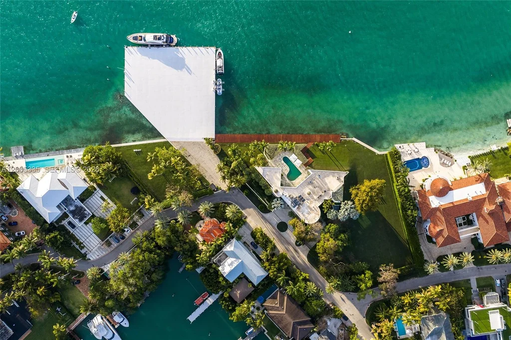 485 W Matheson Dr – Aerial Marina 485 W Matheson Dr, Key Biscayne: an aerial view reveals the residence, grounds and projecting marina.