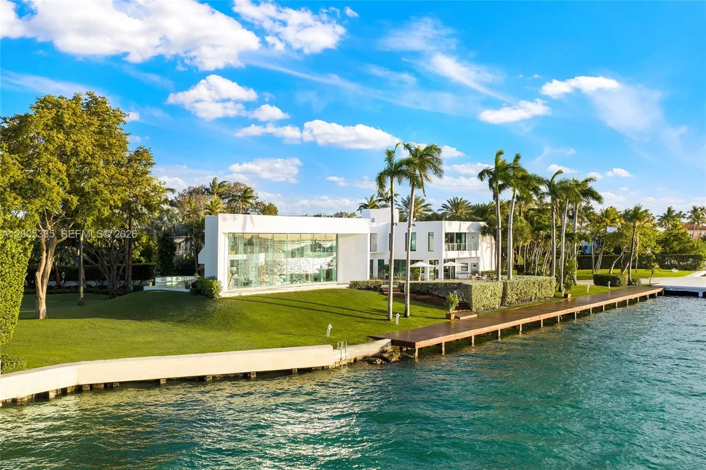 485 W Matheson Dr – Bayfront Estate 485 W Matheson Dr, Key Biscayne: the bayfront elevation stretches along a palm-lined shoreline.