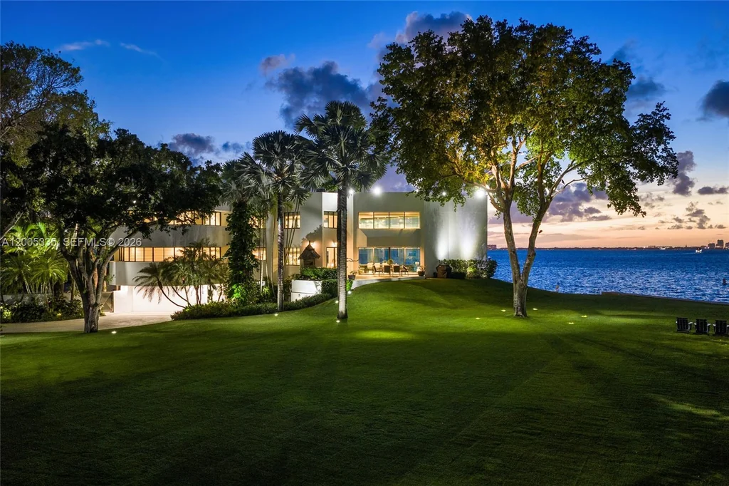 485 W Matheson Dr – Tropical Gardens 485 W Matheson Dr, Key Biscayne: mature trees shade the broad waterfront lawn.