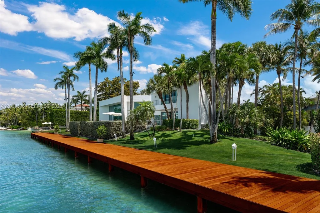 485 W Matheson Dr – Waterfront Boardwalk 485 W Matheson Dr, Key Biscayne: a waterfront boardwalk follows the landscaped edge of the estate.