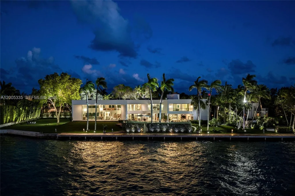 485 W Matheson Dr – Waterfront Night 485 W Matheson Dr, Key Biscayne: the illuminated home faces Biscayne Bay after dark.