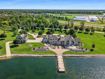 Lakefront Green Bay Estate with an Indoor Pool and Wood-Fired Pizza Oven Lists for $2,600,000 2 Lakefront Green Bay Estate with an Indoor Pool and Wood-Fired Pizza Oven Lists for $2,600,000