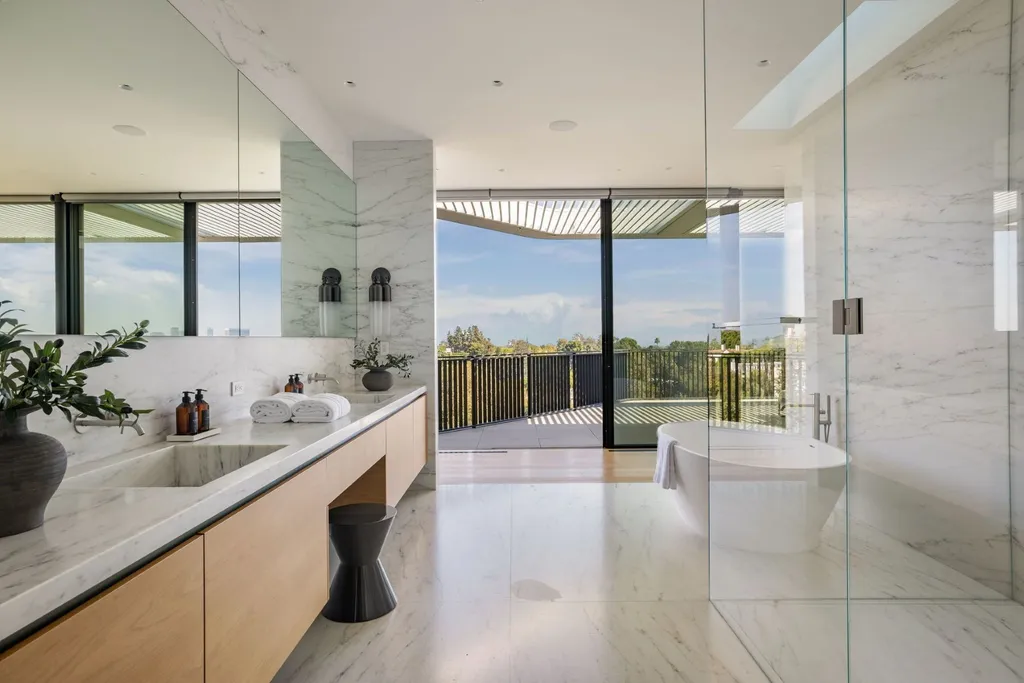 Award-Winning Bel-Air Estate Above the Country Club’s Fourth Green Lists for $37,995,000 15 638 Siena Way Los Angeles CA 9007713