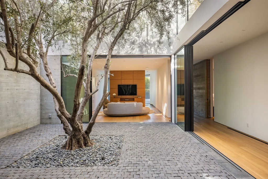 Award-Winning Bel-Air Estate Above the Country Club’s Fourth Green Lists for $37,995,000 16 638 Siena Way Los Angeles CA 9007716