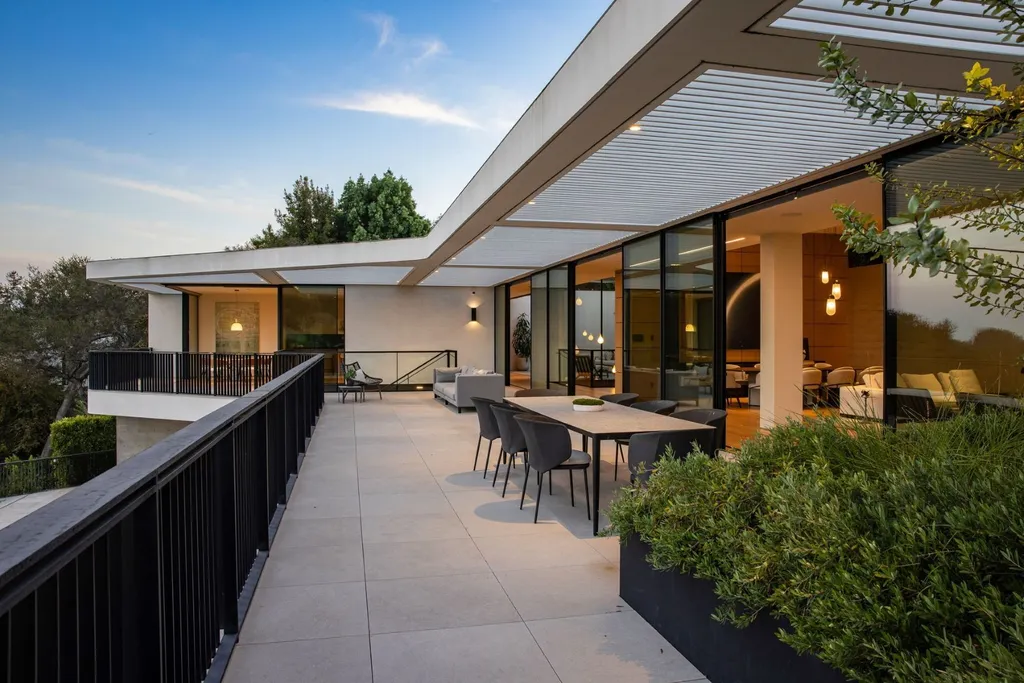 Award-Winning Bel-Air Estate Above the Country Club’s Fourth Green Lists for $37,995,000 19 638 Siena Way Los Angeles CA 9007723