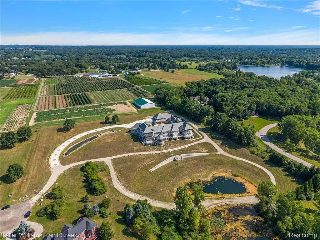 Sprawling Michigan Lakefront Estate With 15 Bedrooms, an Indoor Pool and 13-Car Garage Asks $7,500,000 11 68050 Hillside Ln Washington MI 48095 4