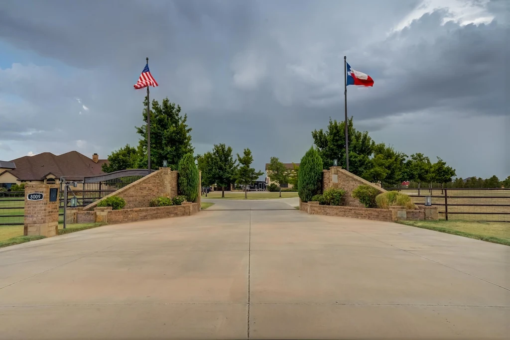8009 FM 2641 – Gated Estate Arrival Gated Estate Arrival at 8009 FM 2641, Shallowater, Texas