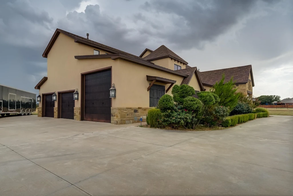 8009 FM 2641 – Guest Garage and Tall Door Guest Garage and Tall Door at 8009 FM 2641, Shallowater, Texas