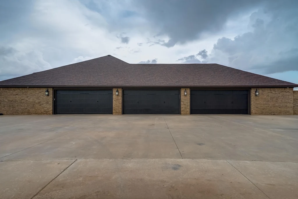 8009 FM 2641 – Main Garage Court Main Garage Court at 8009 FM 2641, Shallowater, Texas