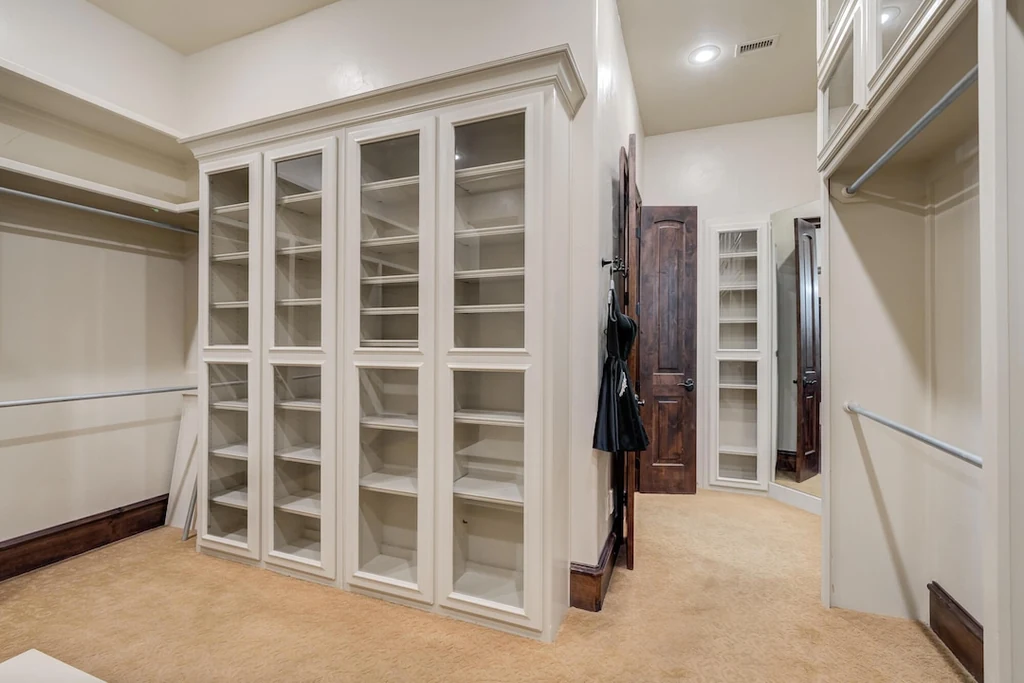 8009 FM 2641 – Glass Front Wardrobe Storage Glass Front Wardrobe Storage at 8009 FM 2641, Shallowater, Texas