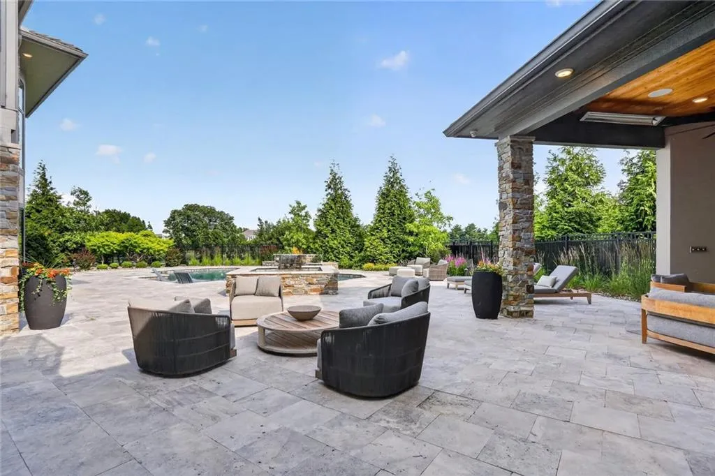 Striking Parkville Estate with a Floating Staircase and Fire-and-Water Pool Asks $3,550,000 28 8085 NW Green Glades Ct Parkville MO 6415227