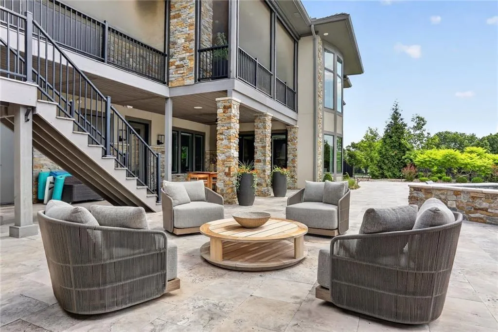 Striking Parkville Estate with a Floating Staircase and Fire-and-Water Pool Asks $3,550,000 29 8085 NW Green Glades Ct Parkville MO 6415239