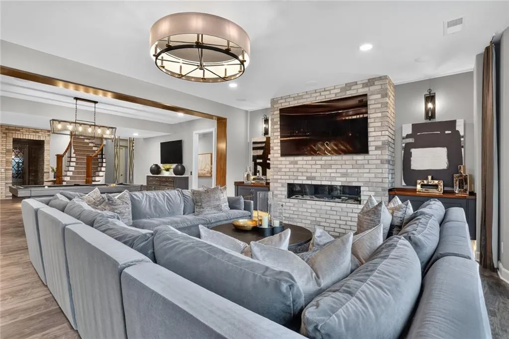 Striking Parkville Estate with a Floating Staircase and Fire-and-Water Pool Asks $3,550,000 22 8085 NW Green Glades Ct Parkville MO 6415252