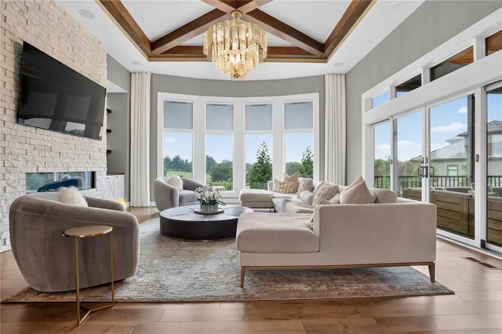 Striking Parkville Estate with a Floating Staircase and Fire-and-Water Pool Asks $3,550,000 8 8085 NW Green Glades Ct Parkville MO 6415292