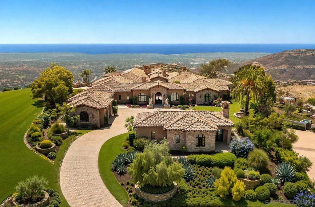 8619 Via Rancho Cielo – Aerial Arrival Overview 8619 Via Rancho Cielo, Rancho Santa Fe: the estate is arranged around a broad landscaped arrival court.