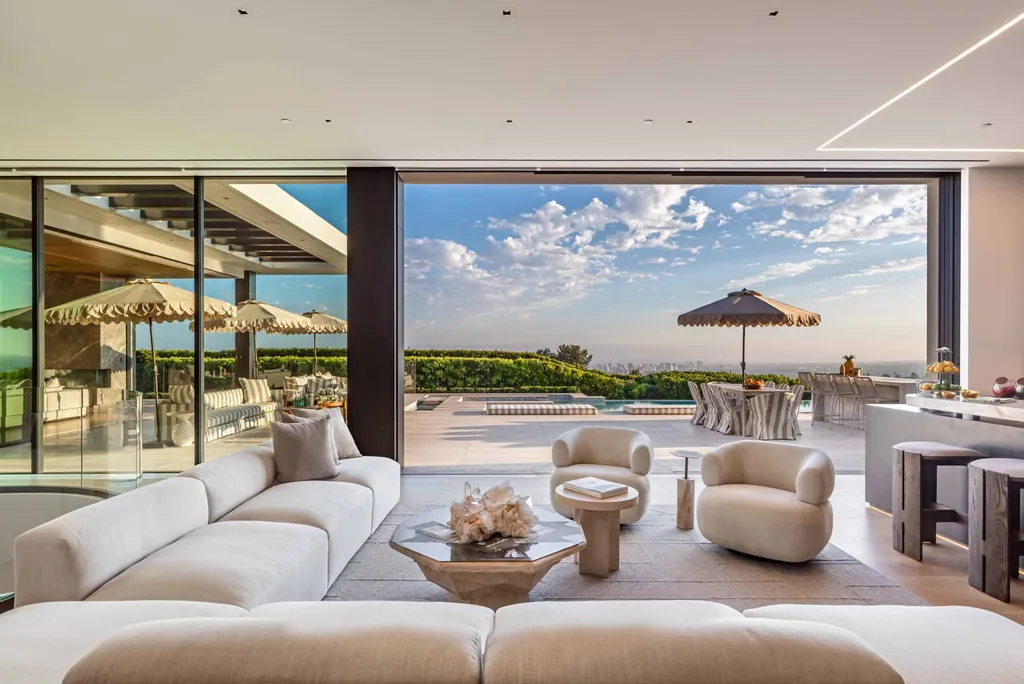 Newly Built Bird Streets Estate With City-to-Ocean Views and an Infinity Pool Lists for $29,950,000 6 9259 Robin Dr Los Angeles CA 9006911