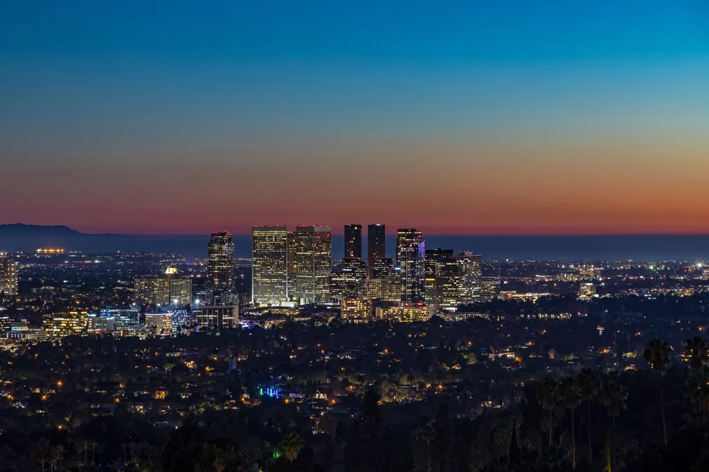 Newly Built Bird Streets Estate With City-to-Ocean Views and an Infinity Pool Lists for $29,950,000 21 9259 Robin Dr Los Angeles CA 9006944